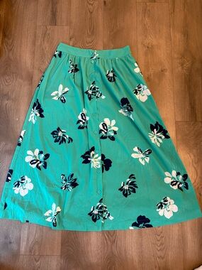 Banana Republic Teal Floral Button-Front Midi Skirt has pockets!